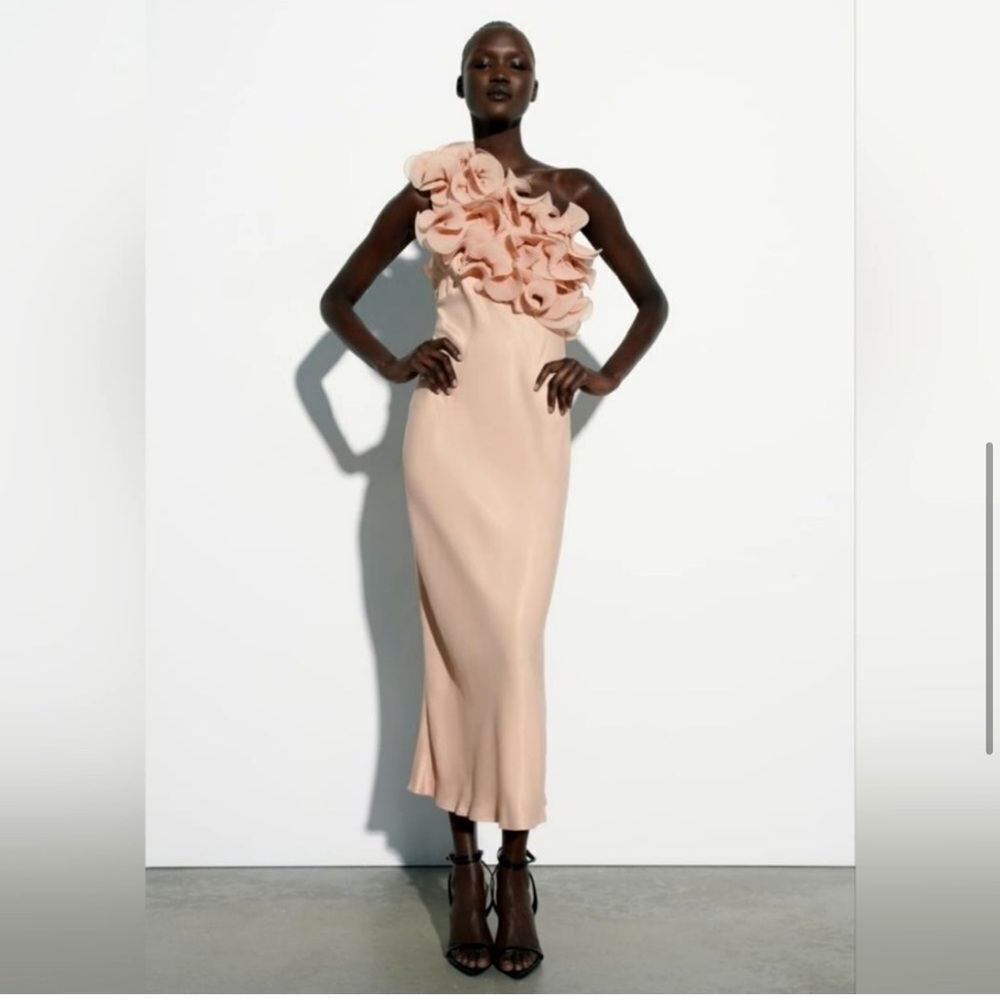 ZARA RUFFLED SATIN EFFECT DRESS
(NWT
LIGHT PINK
Size: M
